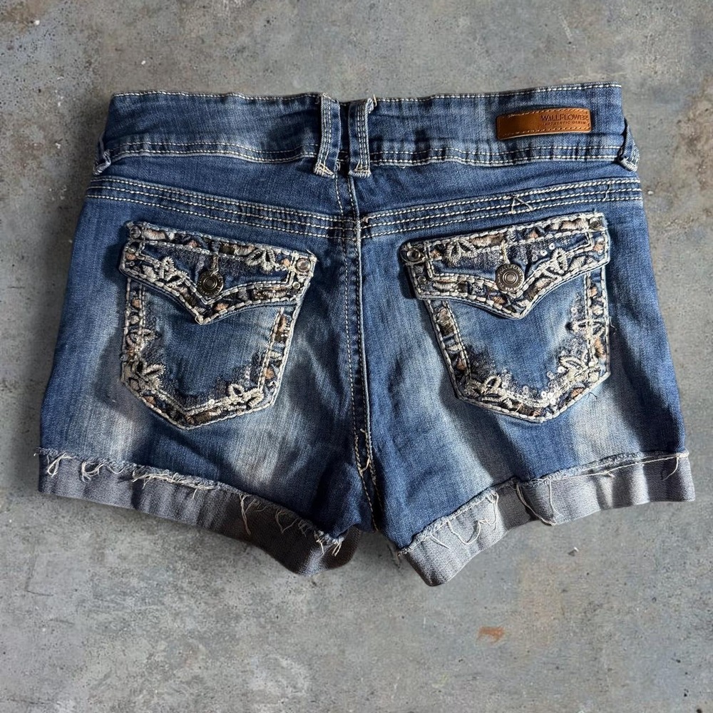 WallFlower‎ Blue Embroidered Midi Denim Shorts Women's Size 7
